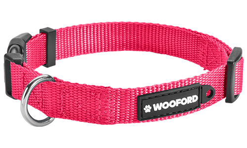 Essentielt Robust Hundehalsbånd i Nylon Lyserødt justerbart hundehalsbånd med solid sølv D-ring til hundetegn, komfortabelt og holdbart nylon.