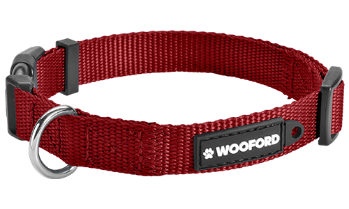 Essentielt Robust Hundehalsbånd i Nylon Rød justerbar hundehalsbånd med robust sølv D-ring i metal til hundetegn, komfortabelt og holdbart nylon.