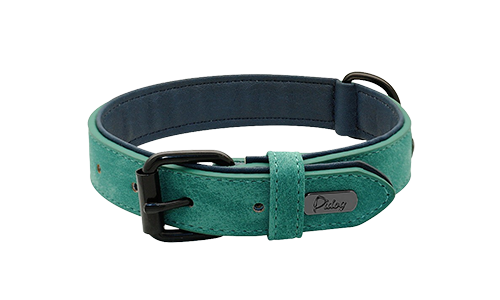 Grønt luksus fløjl hundehalsbånd, 35-37 cm længde og 1,7 cm bredde, med sort metal spænde og D-ring for stil.