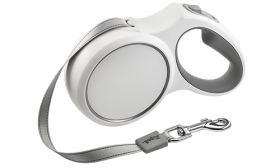 Reflekterende udtrækkelig hundesnor i nylon Hvid retraktabel hundesnor med ergonomisk gråt håndtag, strækker sig til 5m og har et robust spænde for sikker fastgørelse.
