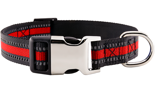 Reflekterende rødt hundehalsbånd med graveret metals spænde, 40-63 cm langt og 2,5 cm bredt, med D-ringe til line.