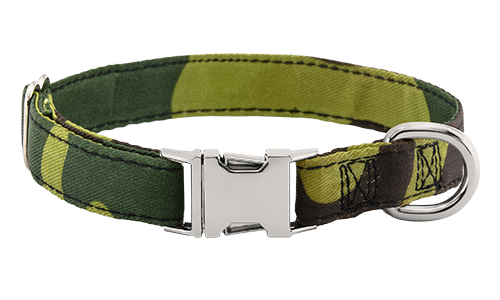 Camouflagemønstret hundehalsbånd med justerbart metalspænde, 27-40 cm langt og 2 cm bredt, med D-ring til fastgørelse.