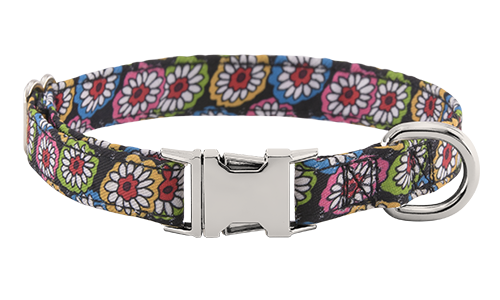 Farverigt hundehalsbånd med blomsterprint, justerbart metalspænde, 27-40 cm langt og 2 cm bredt, med D-ring til fastgørelse.