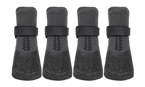 Sæt med fire sportshundesko i grå med skridsikre såler, lette at vaske og lette for hundens udendørs komfort.