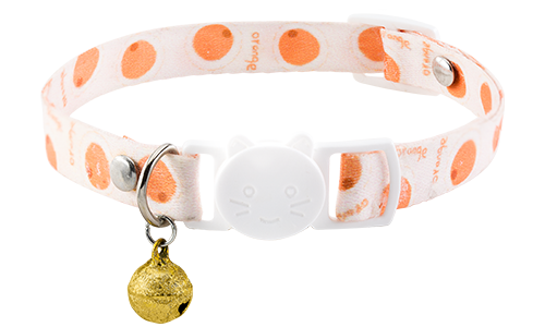 Kattesikker halsbånd med orange-design, justerbart og let for komfort, med hvidt spænde og gylden klokke.