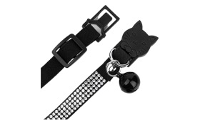 Luksuriøst sort kattesikker halsbånd med krystaller, justerbart og let for komfort, med en sort klokke.