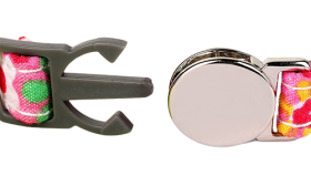 Rødt kattesikker halsbånd med ternet mønster, metallisk spænde, 1 cm bredt med sikkerhedsspænde og sølvklokke.