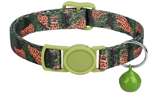 Kattesikker halsbånd med camouflagemønster i grøn og orange, justerbart og let, med grønt spænde og klokke.