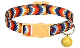 Levende kattesikker halsbånd i gult med zigzag mønster, justerbart og let, med gult spænde og matchende klokke.