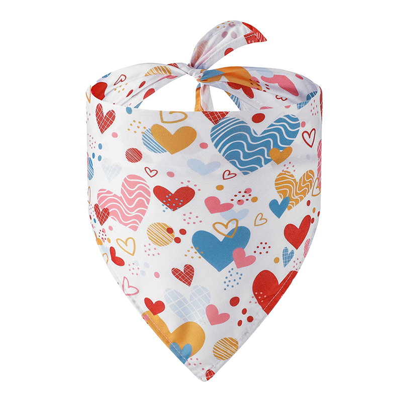 Bandana med hjeter til hund Farverig hundebandana med hjerter til hunde, med røde, gule og blå hjerter, perfekt til Valentinsdag.