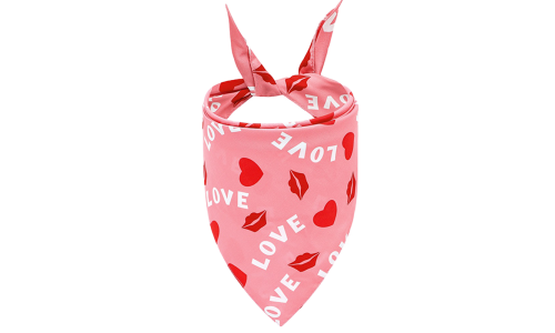Lyserød hundebandana med 'LOVE'-tekst, røde hjerter og kyssemærker, perfekt til Valentinsdag, maskin- og håndvaskbar.