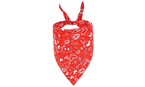 Rød hundebandana med hvide hjerter og kyssemønstre, perfekt til Valentinsdag, maskin- og håndvaskbar.