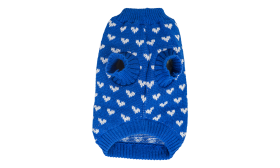 Hund iført en hyggelig blå sweater med hvide hjerteprint, varm og tætsiddende, lavet af akrylfibre i høj kvalitet.