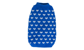 Hund iført en hyggelig blå sweater med hvide hjerteprint, let og behagelig for kæledyret at have på.