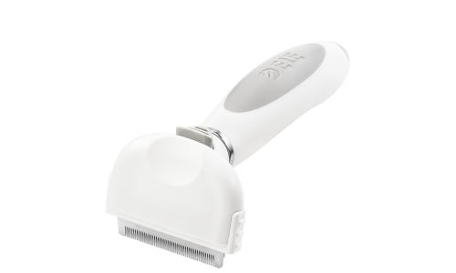 Lille hvid børste til hunde med fine metaltænder og ergonomisk håndtag til at reducere fældning og fjerne løs pels.