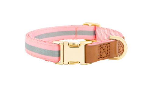 Pink hundehalsbånd med justerbart guldfarvet metalspænde, 27-40 cm langt og 1,5 cm bredt, med D-ring til line.