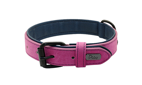 Lyserødt luksus fløjl hundehalsbånd, 35-37 cm længde og 1,7 cm bredde, med sort metal spænde og D-ring for stil.